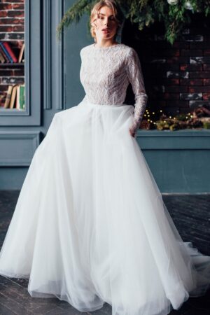 Весільне плаття з мереживними рукавами