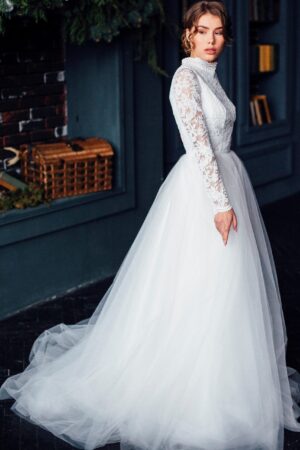 Весільна сукня з гарною спиною, довгими рукавами, білого кольору , закрита шия