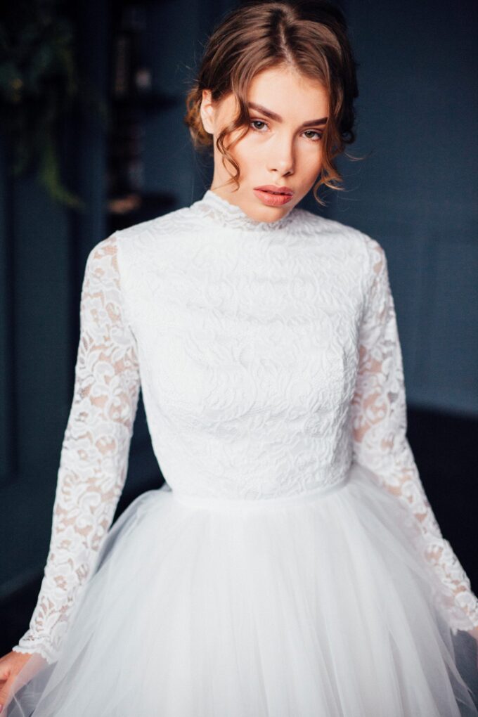 Весільна сукня з гарною спиною, довгими рукавами, білого кольору , закрита шия