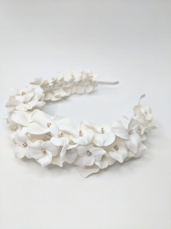 Дизайнерський весільний обідок на голову з білими квітами, артикул 34085002, фото №1