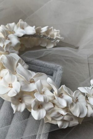 Дизайнерський весільний обідок на голову з білими квітами, артикул 34085002, фото №6