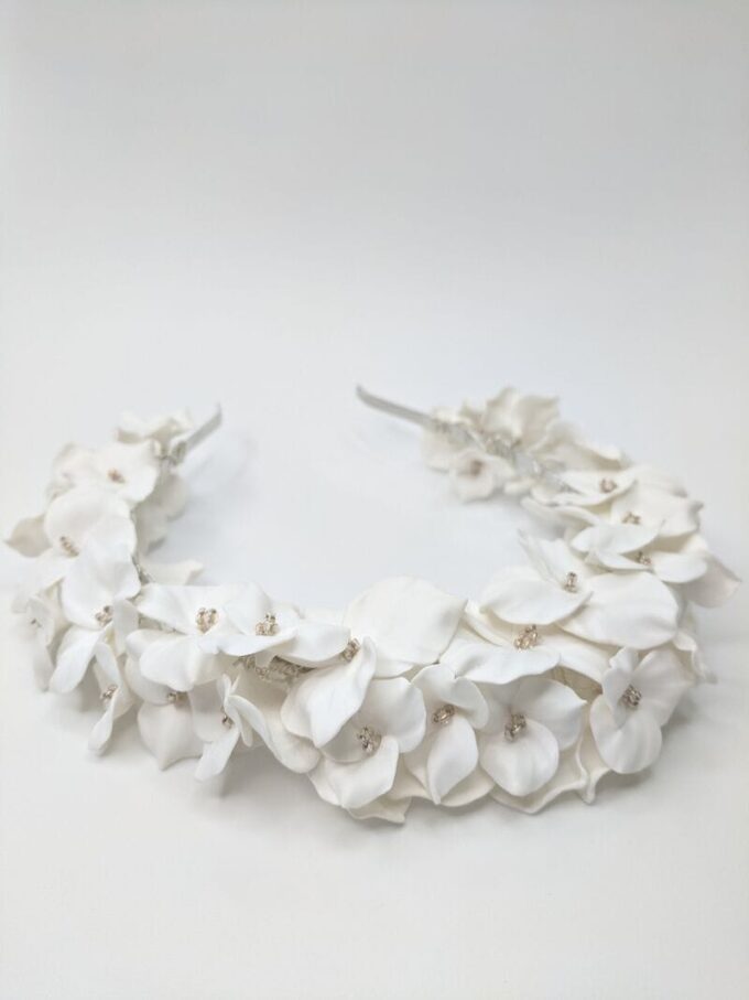 Дизайнерський весільний обідок на голову з білими квітами, артикул 34085002, фото №4
