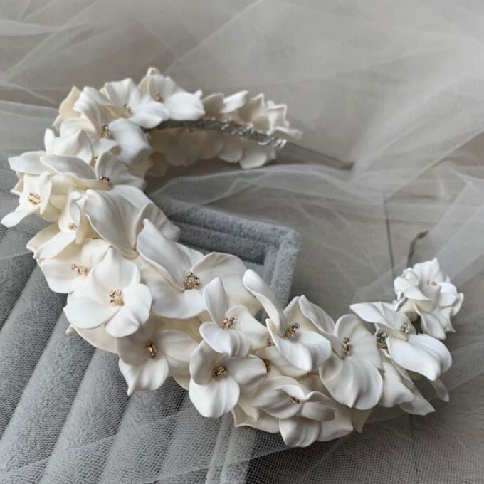 Дизайнерський весільний обідок на голову з білими квітами, артикул 34085002, фото №6