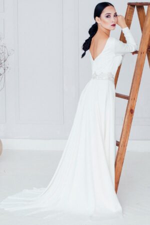 Свадебное платье из шёлка с закрытым декольте цвета айвори, классического стиля, а-силуэт