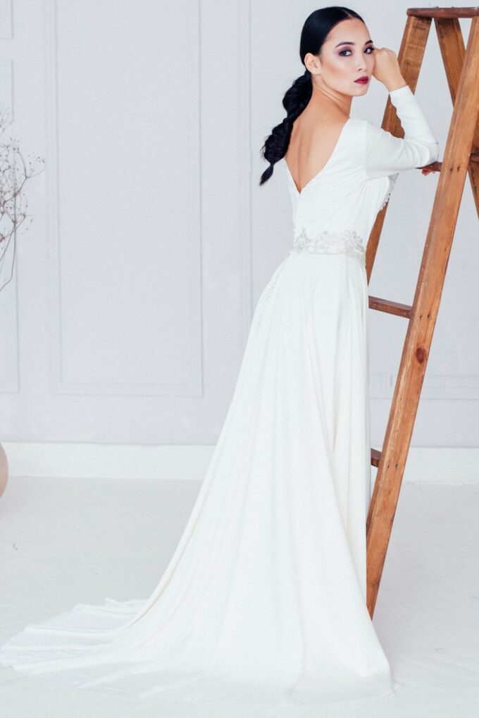 Свадебное платье из шёлка с закрытым декольте цвета айвори, классического стиля, а-силуэт
