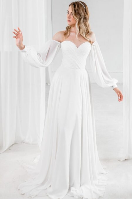 Молочна весільна сукня з відкритими плечами А силует з довгими руками класичного стилю