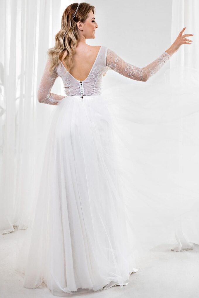 Весільна сукня з довгим рукавом та відкритим декольте, відкрита спина, а-силует, молочний колір, стиль класичний