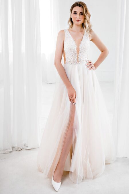 Весільна сукня з відкритими плечима, відкритий декольте та відкрита спина. А-силує, класичний стиль, колір пісочний, без рукава