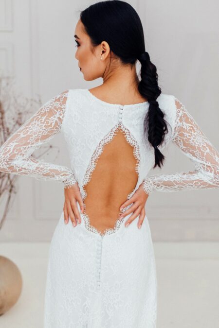 Весільна сукня з мереживними рукавами та відкритою спиною