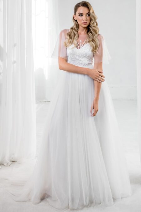 Пишна весільна сукня рустик з прозорими рукавами, молочного кольору.