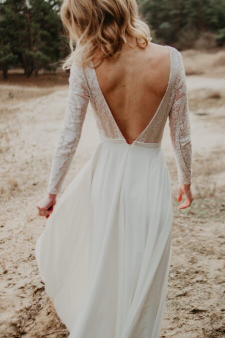 Весільна сукня з перлами, відкрита спина, а-силует, молочний колір, стиль бохо, бренд LORA SONG, Gill