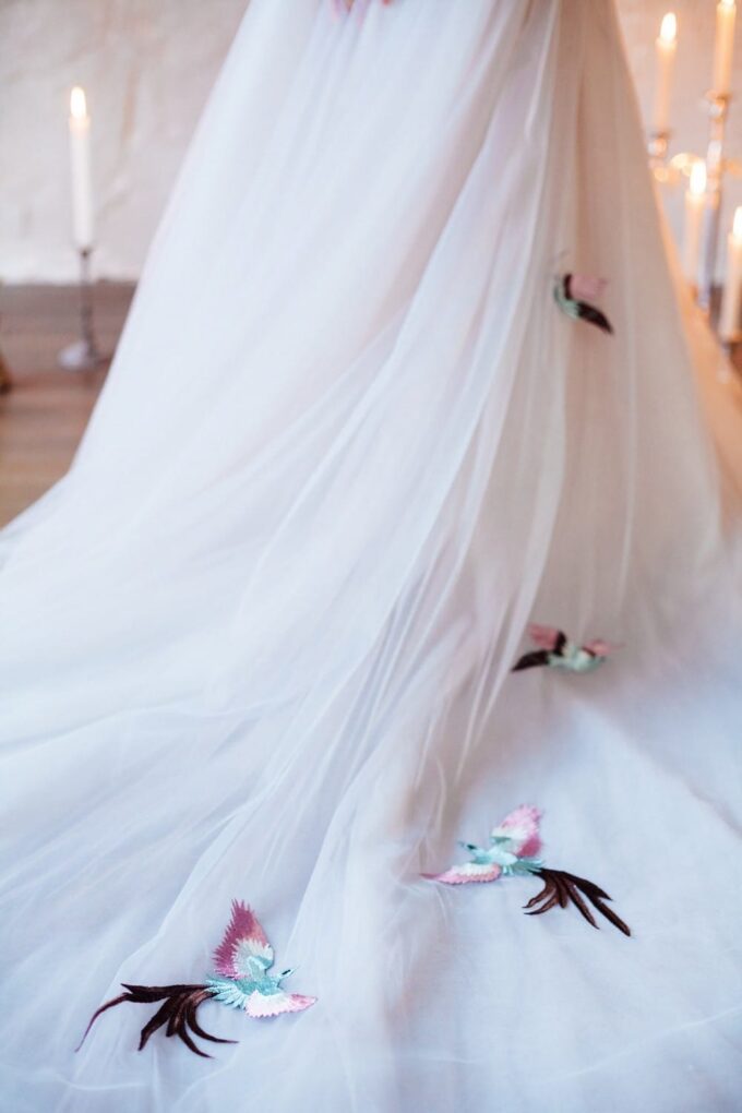 Свадебное платье с птицами