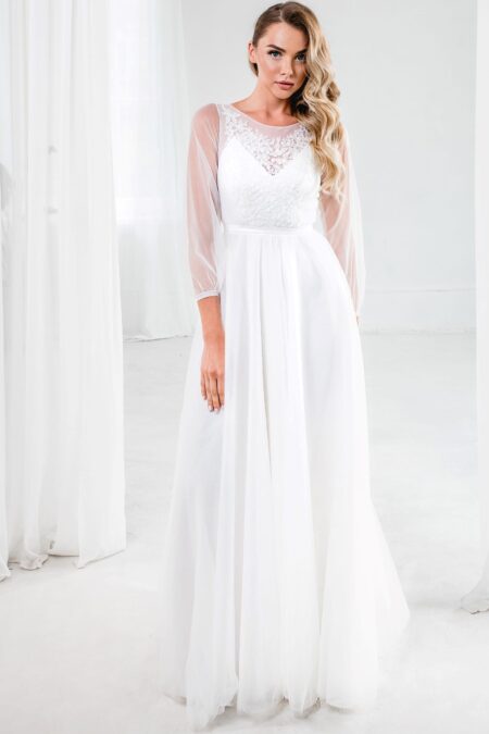 А-силует весільна сукня з довгими напівпрозорими рукавами. Стиль рустик, колір молочний