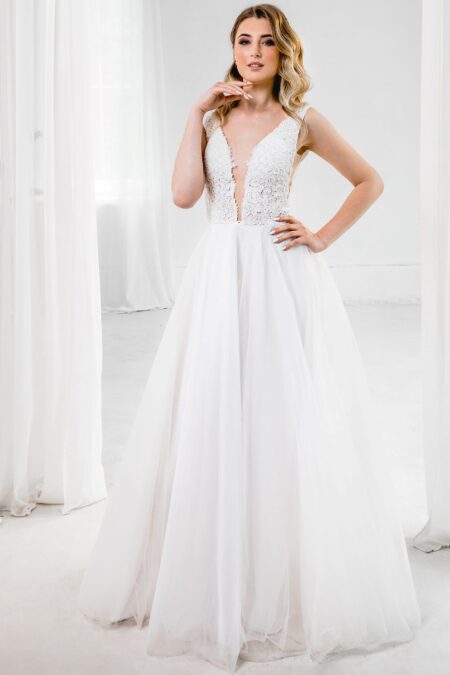 Весільна сукня з відкритим декольте та відкритою спиною, без рукавів. А-силує, класичний стиль, колір молочний